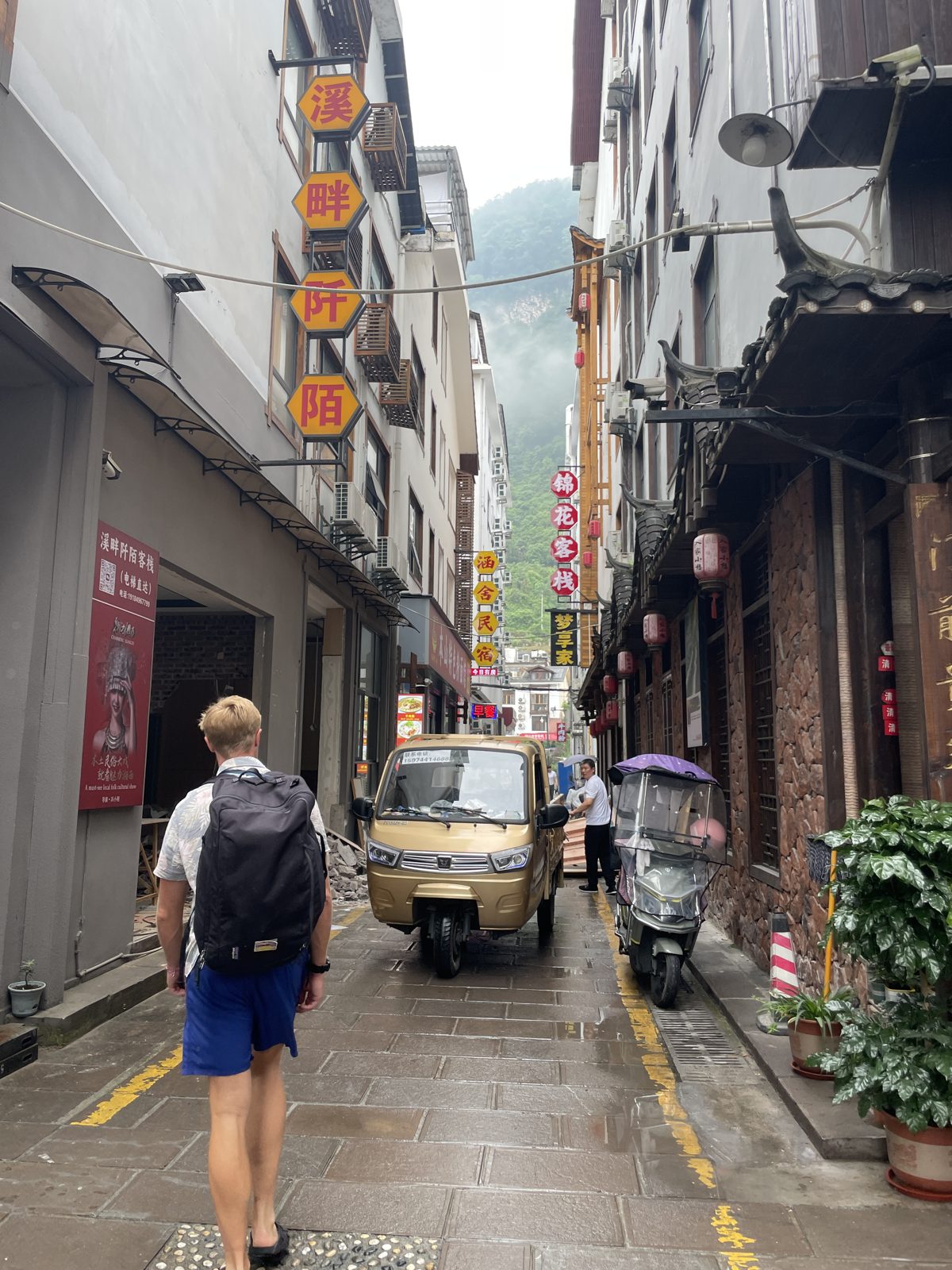 Rainy lanes in old Zhangjiajie.